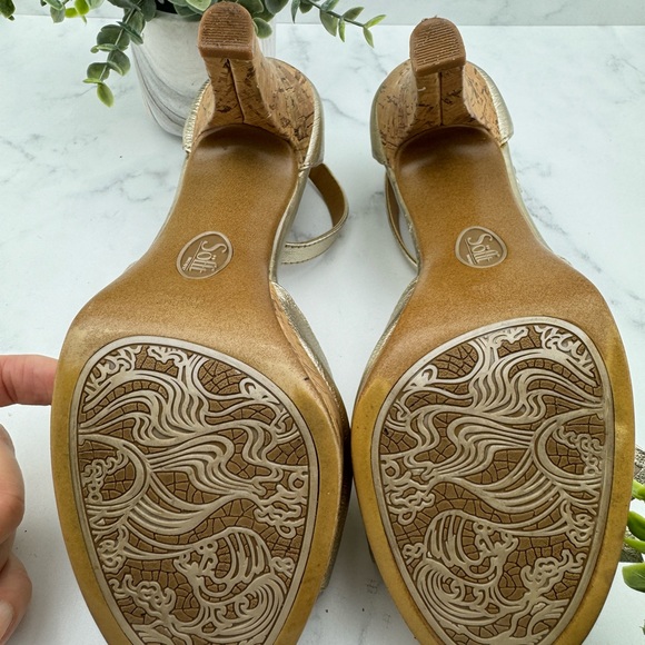 Soft shoes - gold flower - high heels- like new - size 7.5 - Picture 5 of 8